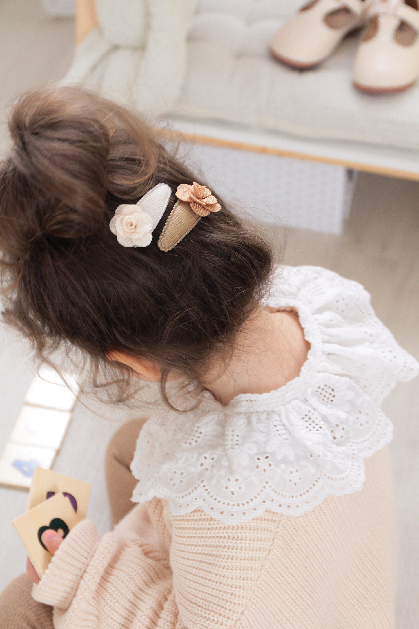 CLIP | DAISY IVORY/ DARK BEIGE |